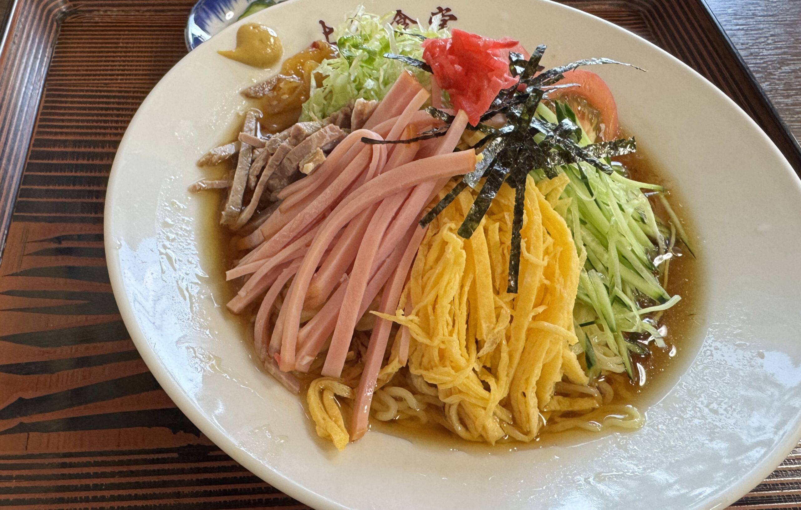 常連さんの中に混ざって食べる冷やし中華――上堂食堂